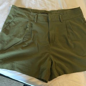 Forest green high wasted pleaded shorts from Banana Republic Size 18